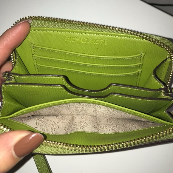 Green Michael Kors credit card wristlet - Picture 6 of 11